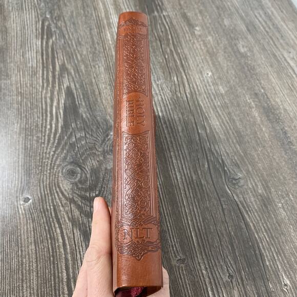 Tyndale Slimline Holy Bible Large Print NLT Cross LeatherLike New Living Transla - Picture 5 of 13